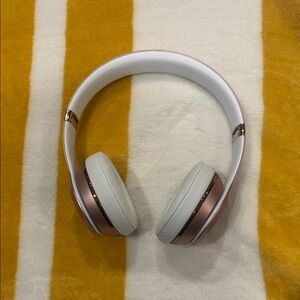 Beats by Dre Over-Ear Headphones never used, rose gold and White